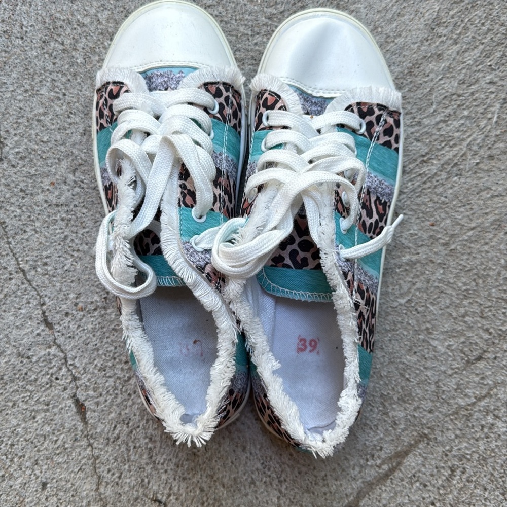 Tennis shoes